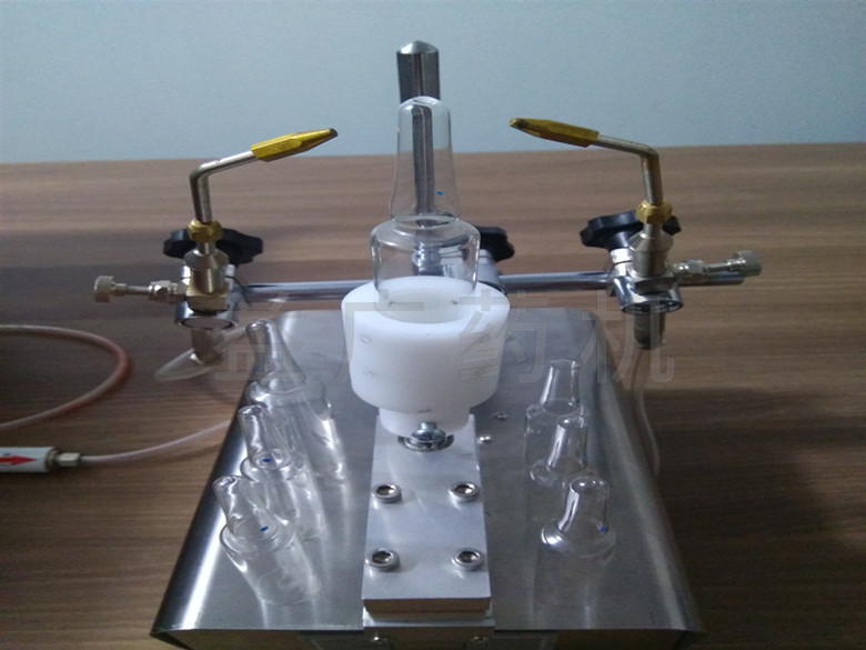 轉(zhuǎn)瓶式熔封機模具調(diào)節(jié)